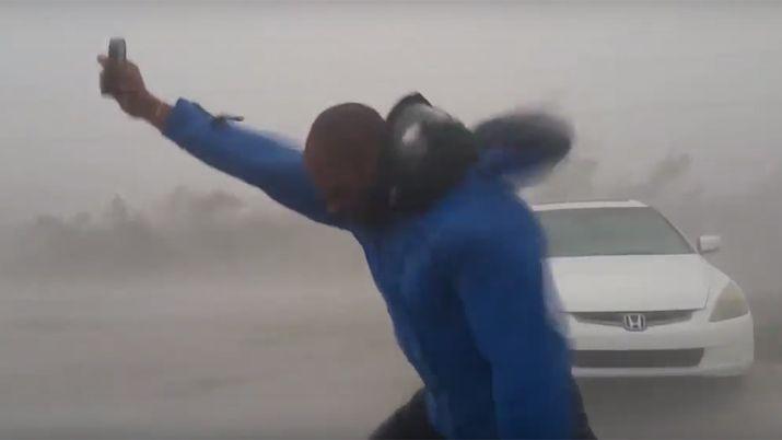 VIDEO  Un cazador de tormentas es arrastrado por el huracaacuten Irma