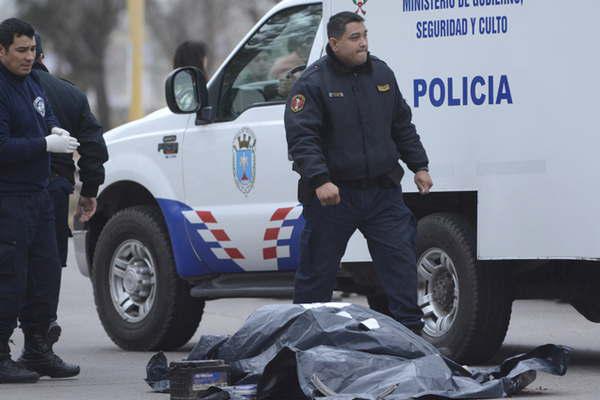 Comerciante bandentildeo quiso sobrepasar a un remiacutes chocoacute el guardarrail volcoacute y murioacute
