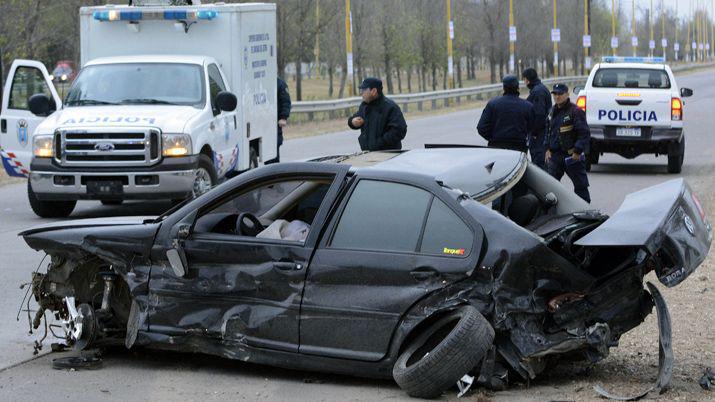 Comerciante bandentildeo quiso sobrepasar a un remiacutes chocoacute el guardarrail volcoacute y murioacute