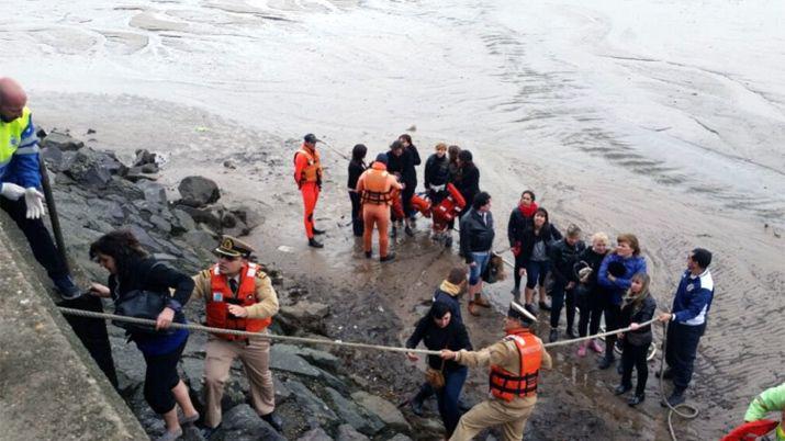 Diacutea del maestro para el olvido- docentes quedaron varados en el Riacuteo de la Plata