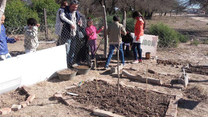 Capacitan a alumnos padres y docentes rurales en huertas orgaacutenicas