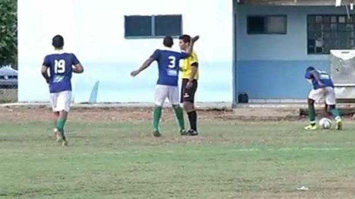 VIDEO  Le dio un chirlo al aacuterbitro y lo suspendieron por un antildeo