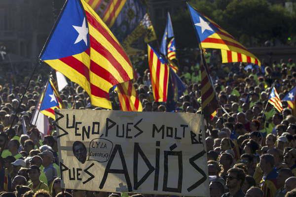 Cataluntildea- una multitud apoya el refereacutendum de secesioacuten