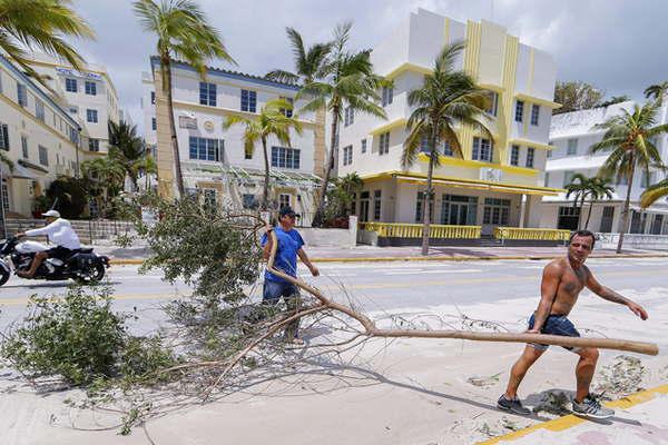 Los santiaguentildeos en Miami superaron el reto del poderoso huracaacuten Irma 