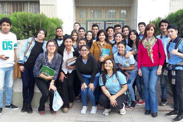 Estudiantes del Colegio Absaloacuten Rojas visitaron el Hogar de Nintildeos Eva Peroacuten