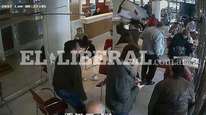 Video- el momento en el que Jaime Diacuteaz le arrebata los documentos a la abogada