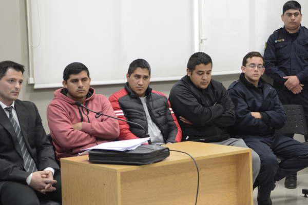 Quince diacuteas de detencioacuten para cuatro policiacuteas de Sachaacuteyoj acusados de coimear a un camionero