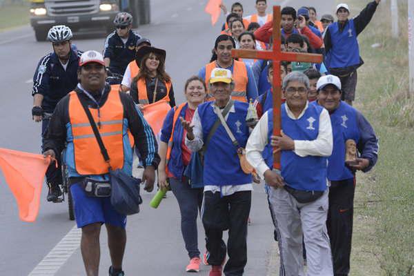 La fe moviliza a cientos de peregrinos que ya llevan sus intenciones hasta el altar del Sentildeor de los Milagros