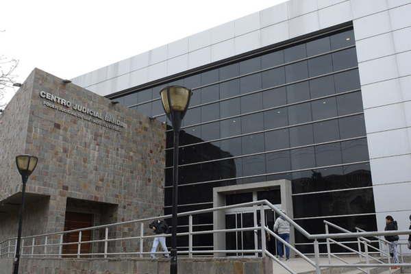 Una adolescente le contoacute a su preceptor que su padre la abusoacute