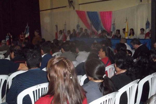 Los maestros tuvieron su homenaje con una fiesta central en Fernaacutendez 
