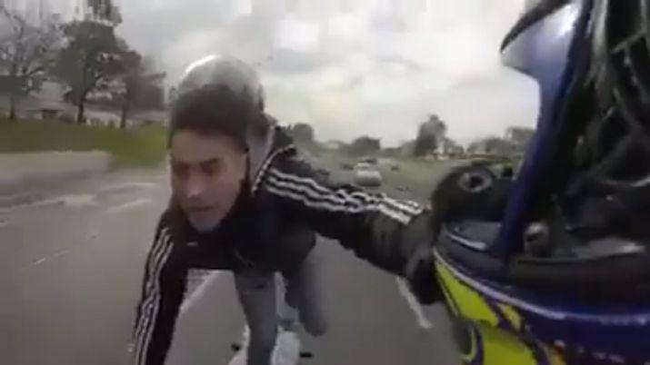 Se filmoacute haciendo piruetas en la moto y terminoacute preso