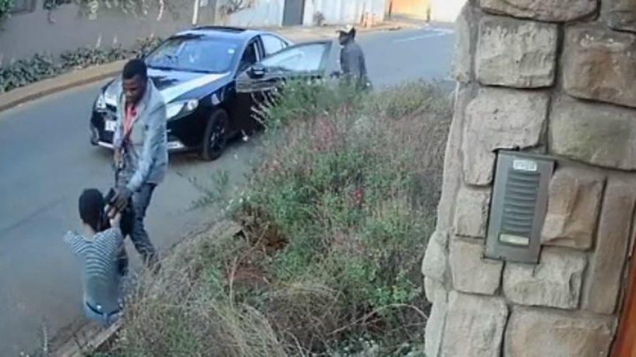 Se enfrentoacute con ladrones armados para defender su tesis