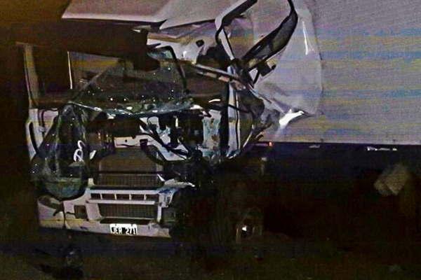 Joven santiaguentildeo murioacute en el acto en choque contra un camioacuten