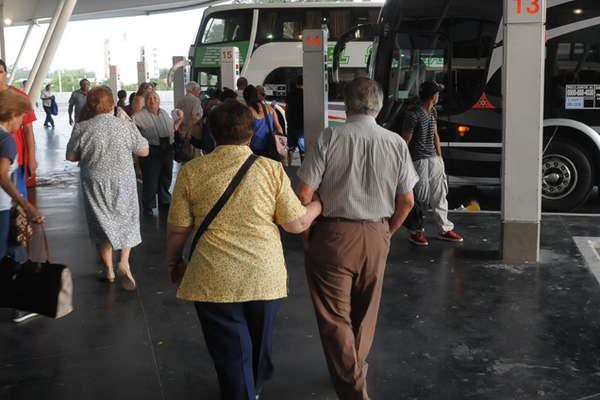 Restan cuatro feriados para este antildeo y en 2018 podriacutean volver los puentes