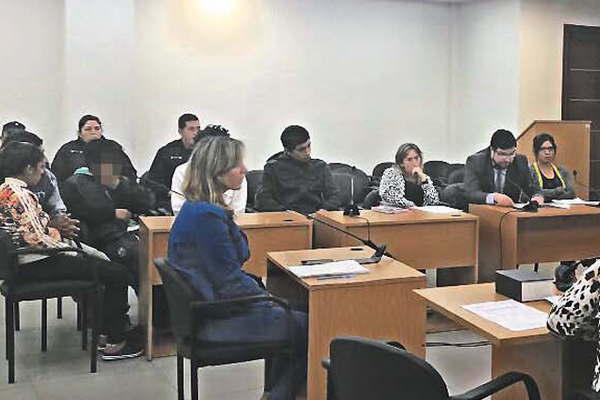 Tres de los cinco imputados por el crimen del indigente bandentildeo seguiraacuten detenidos