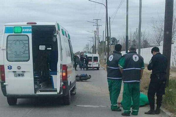 Motociclista murioacute al perder el control y chocar contra un poste