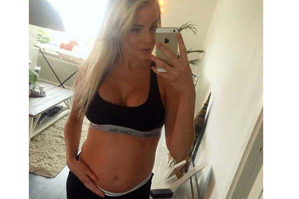 Con una foto de su pancita la Sueca Larsson anuncioacute que estaacute embarazada 