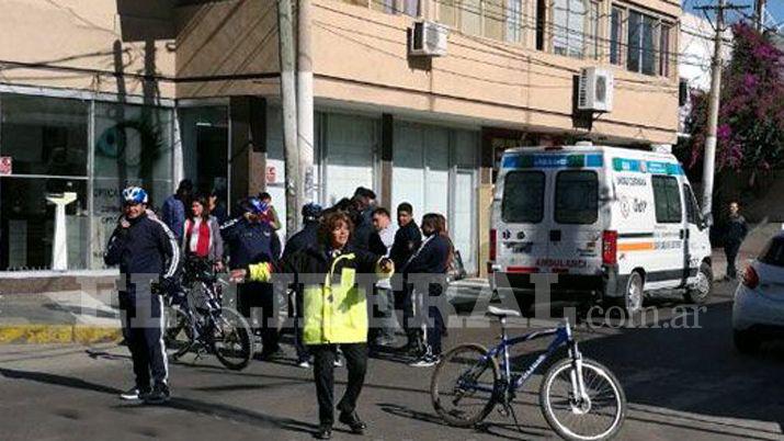 Una motociclista herida tras violento choque en plena esquina ceacutentrica