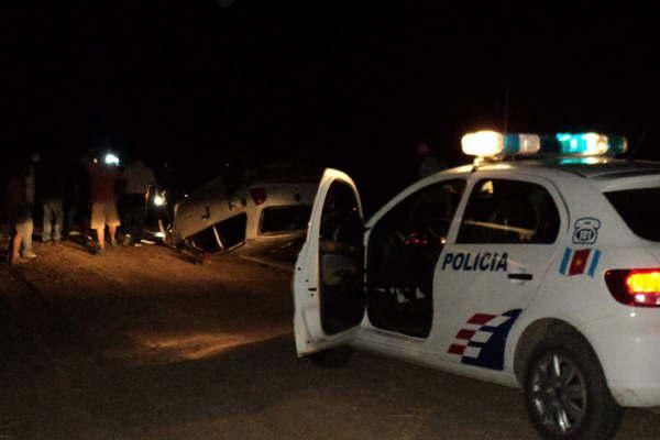 Dos adolescentes protagonizaron violento vuelco con su camioneta