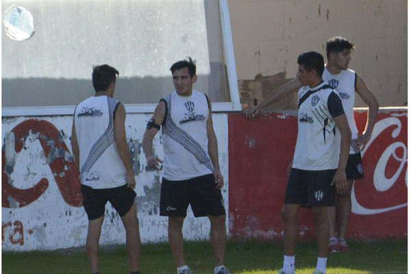 Cristian Vega el uacutenico santiaguentildeo  que seraacute titular esta tarde en el Ferro