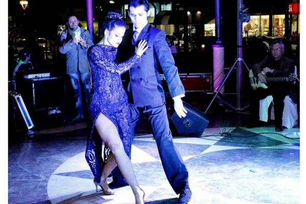 El tango llegoacute a la retreta de la plaza Libertad con el show Joacutevenes al 2x4