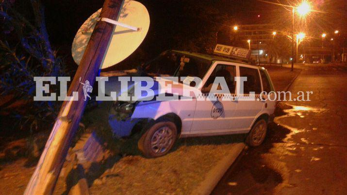 Perdioacute el control de su auto y se incrustoacute en un cantero