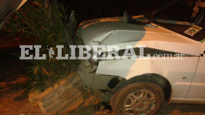 Perdioacute el control de su auto y se incrustoacute en un cantero