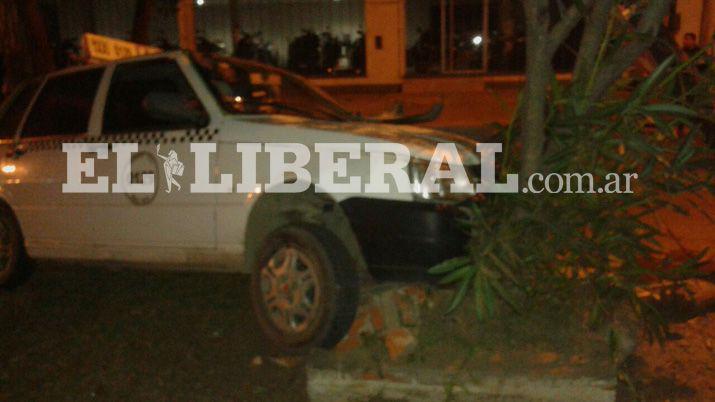 Perdioacute el control de su auto y se incrustoacute en un cantero