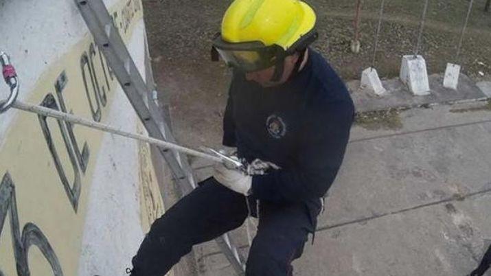 Weisburd- un hombre amenaza con lanzarse desde una torre