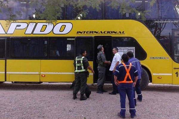Se enojoacute porque su marido miraba a otra y quiso incendiar el colectivo