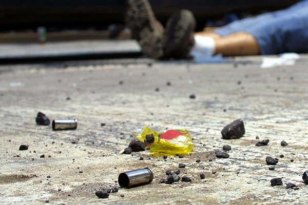 Asesinaron a un hombre de un disparo en el  toacuterax y un sobrino resultoacute herido de gravedad