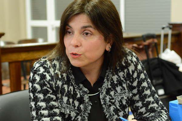 Mientras su mujer trabajaba encerraba a hija pequentildea para violar a su hijastra de 12 antildeos