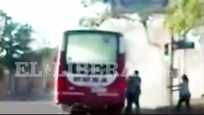 Paacutenico por el incendio de un colectivo de la liacutenea 120