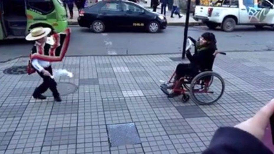 Un nintildeo y una joven en silla de ruedas emocionan a Facebook