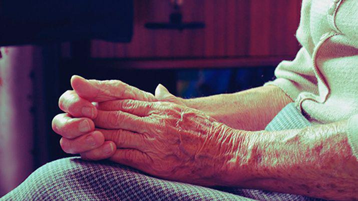 Con un arma de fuego le robaron dinero y la obligaron a recorrer los cajeros