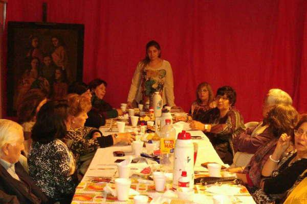 Los amantes de las letras participaron de un teacute cultural por los 105 antildeos de La Banda 