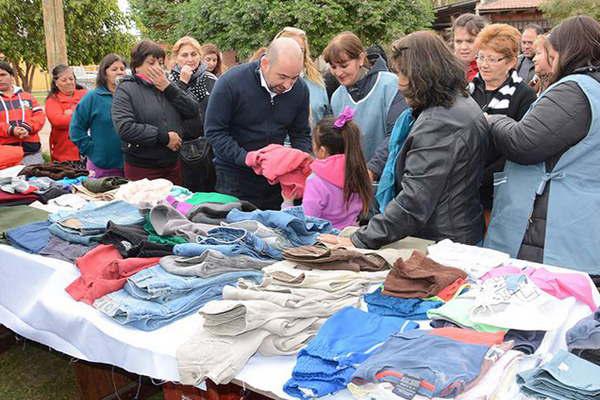 El Roperito Solidario planteoacute  sus necesidades durante una visita del intendente Mirolo