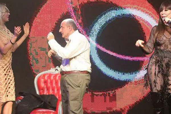 Moria Casaacuten y Vicky Xipolitakis desnudaron a un hombre en el escenario