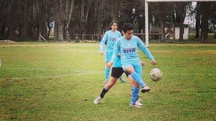 Una jugadora de fuacutetbol fallecioacute en pleno precalentamiento