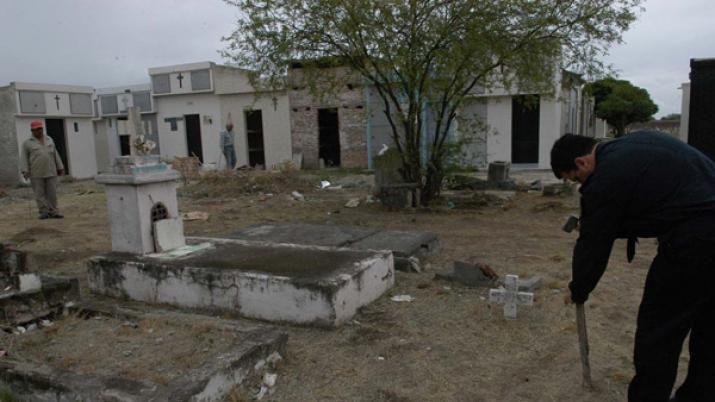 Intentoacute ahorcarse frente a la tumba de su madre