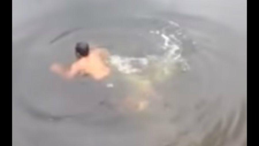 Filman la muerte de un encantador de cocodrilos en un riacuteo