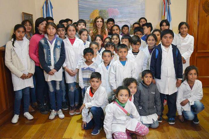 Delegación escolar de Jiménez fue recibida por la Gobernadora