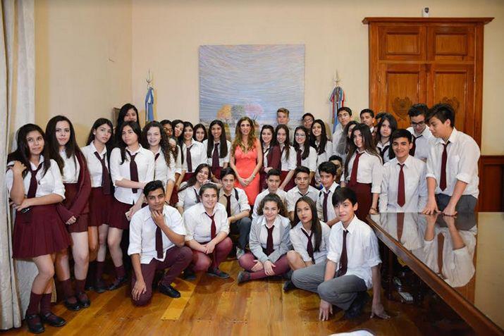 Alumnos de Frías visitaron a la Gobernadora
