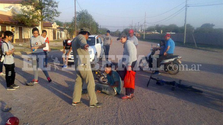 Dos motociclistas lesionados tras chocar una camioneta
