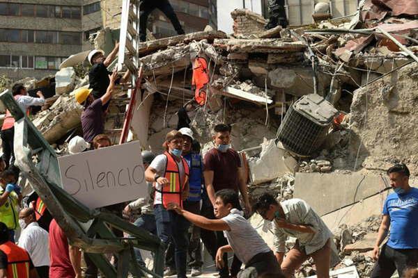 Militares en buacutesqueda de viacutectimas entre escombros