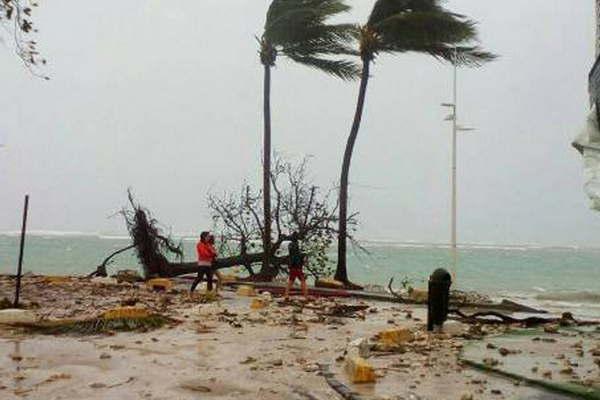 El huracaacuten Mariacutea dejoacute al menos un muerto y dos desaparecidos