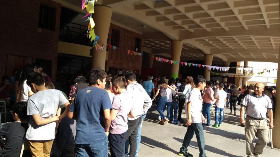 Alumnos del colegio San Joseacute disfrutan de un Diacutea de Estudiantina