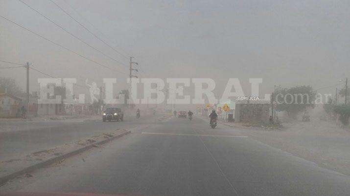 Raacutefagas de viento y mucha tierra invadieron Santiago