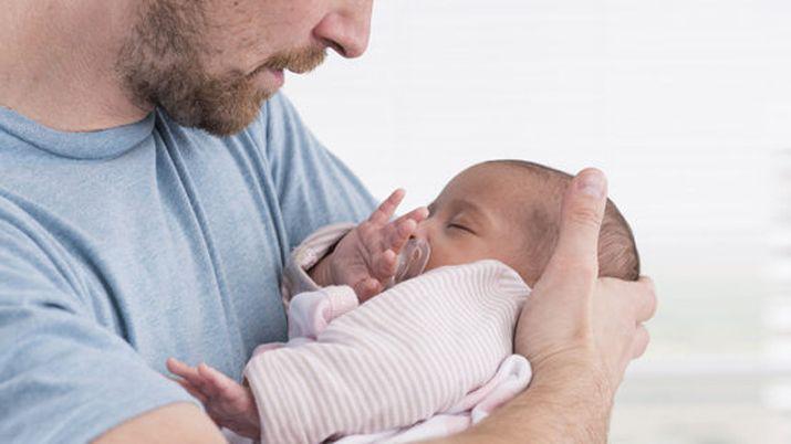 La licencia por paternidad se extenderiacutea a 10 diacuteas