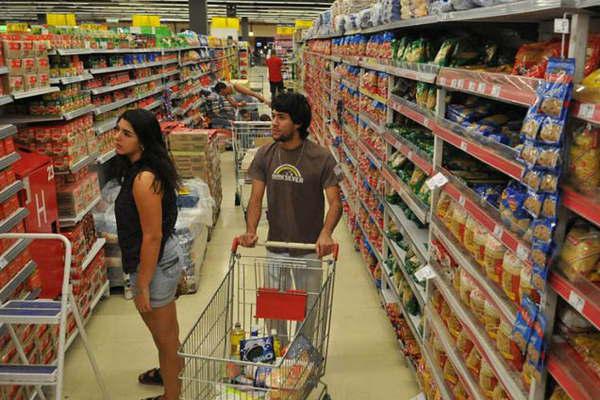 El consumo sigue sin repuntar  y el Indec informoacute una caiacuteda  del 21-en-porciento- en suacuteper y shoppings 